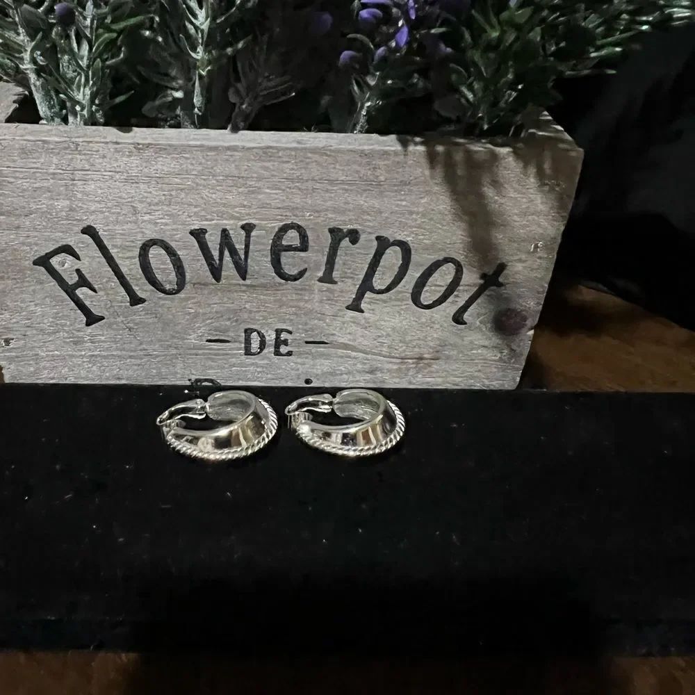 VINTAGE TRIFARI SIGNED CLIP SILVER EARRINGS